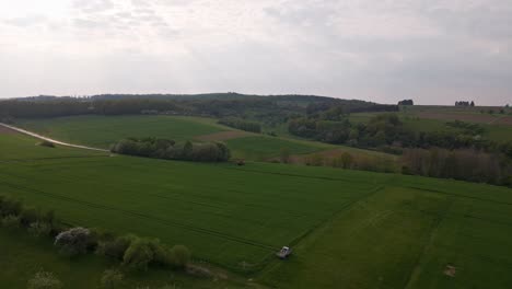 Weite-Luftaufnahme-über-Weite-Grüne-Wiesen-Zwischen-Hügeln-Und-Wäldern-Der-Deutschen-Stadt-Wetzlar-In-Hessen