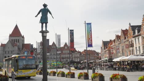 Das-Stadtzentrum-Von-Tournai-An-Einem-Sommerferientag---Belgien