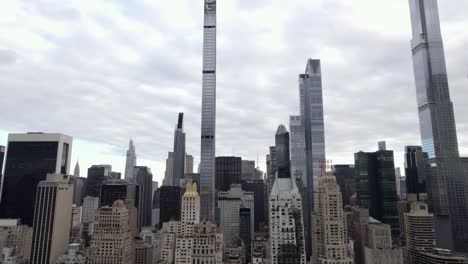 Superhohe-Wolkenkratzer-In-Midtown,-Manhattan,-New-York,-USA-–-Neigbare-Luftaufnahme