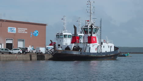 Barco-De-Pesca-Comercial-Amarrado-Al-Muelle-Del-Almacén,-Brest,-Puerto-De-Francia