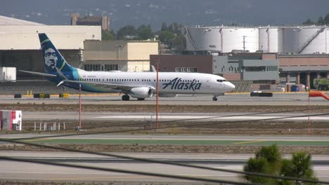 Alaska-Airlines-Boeing-737-Auf-Der-Landebahn