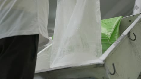 Kunststoffherstellungsprozess,-Arbeiter-Leert-Polymerbeutel-Für-Die-Extrusion
