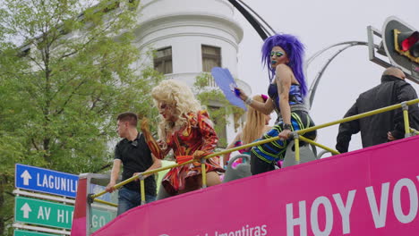 Mujeres-Trans-Saludando-A-La-Multitud-Desde-Un-Autobús-De-Dos-Pisos-Que-Pasa-Por-El-Desfile-Del-Orgullo-Gay-En-La-Ciudad-De-México