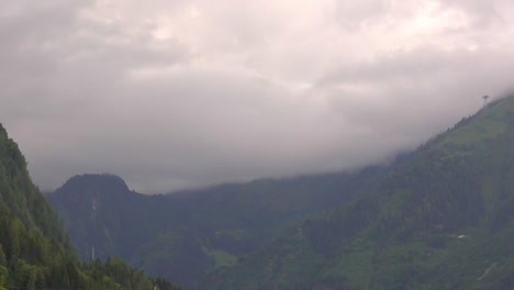 Wolken-Und-Nebel-über-Der-Bergkette-In-Der-Nähe-Von-Kaprun-In-Österreich