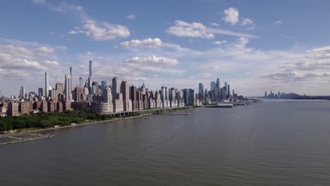 Aerial-view-of-the-Upper-West-Side-of-Manhattan,-revealing-the-Riverside-park,-summer-in-NYC,-USA---wide,-circling,-drone-shot