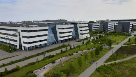 Edificio-De-La-Facultad-De-Biología-En-La-Universidad-De-Gdańsk,-Polonia---Toma-Aérea-De-Drones