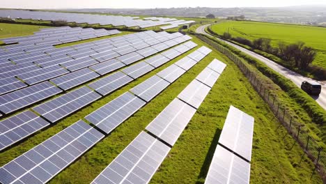 Flug-über-Solarparkpaneele-In-Der-Britischen-Landschaft