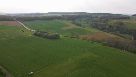Luftbilder-Von-Riesigen-Wiesen-Mit-Arbeitenden-Bauern-In-Einer-Wunderschönen-Hügellandschaft