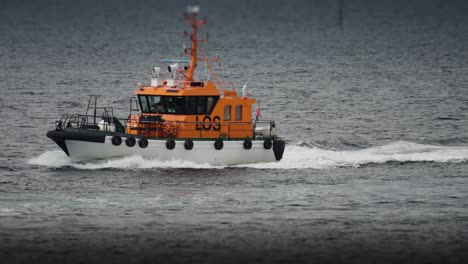 Ein-Leistungsstarkes-Motorboot,-Das-Im-Meer-In-Der-Nähe-Von-Kristiansand,-Norwegen,-Segelt