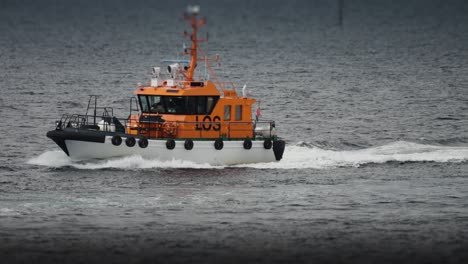 Una-Poderosa-Lancha-Navegando-En-El-Mar-Cerca-De-Kristiansand,-Noruega