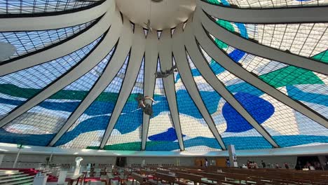 Langsames,-Kippendes-Gleitbild-Auf-Die-Skulpturen,-Die-Oben-In-Der-Kuppel-Der-Kathedrale-In-Der-Stadt-Brasilia-Hängen