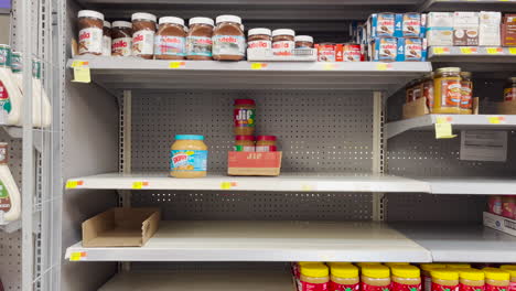 Estantes-Vacíos-De-Mantequilla-De-Maní-En-La-Tienda-De-Comestibles-Walmart