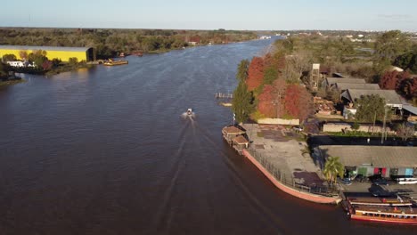 Boot-Segelt-Entlang-Des-Flusses-Paranà-Im-Tigre-Der-Provinz-Buenos-Aires,-Argentinien