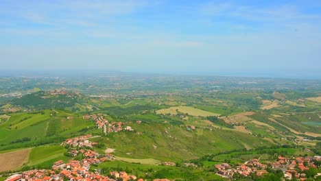 Blick-Von-Der-Aussichtsplattform-Auf-Die-Wunderschöne-Landschaft-Mit-Grüner-Vegetation-Und-Wohnhäusern-In-San-Marino