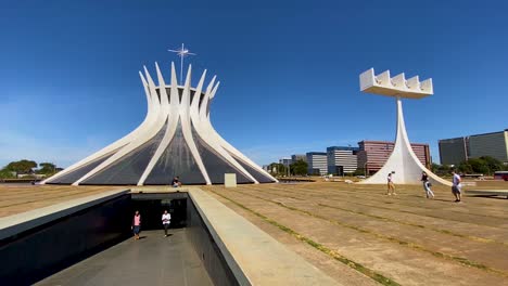 Weitwinkelaufnahme-über-Dem-Eingang-Zur-Kathedrale-Der-Stadt-Brasilia,-Entworfen-Vom-Architekten-Oscar-Niemeyer