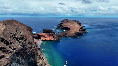 Aussichtspunkt-Ponta-Do-Furado-Mit-Ruhiger-Blauer-Meereslandschaft-In-Canical,-Insel-Madeira,-Portugal