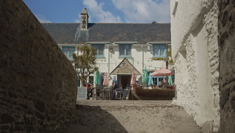 Gente-Comiendo-Fuera-Del-Pub-Del-Sol-Naciente,-Hotel-De-4-Estrellas-Y-Restaurante-En-St-Mawes,-Reino-Unido