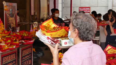 Gente-Asiática-Rezando-Y-Haciendo-Ceremonia-De-Adoración-En-El-Templo-Chino