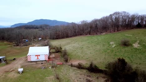 Barn-with-University-of-Tennessee-Logo-between-Johnson-City-Tennessee-and-Elizabethton-Tennessee-along-the-highway-in-4k