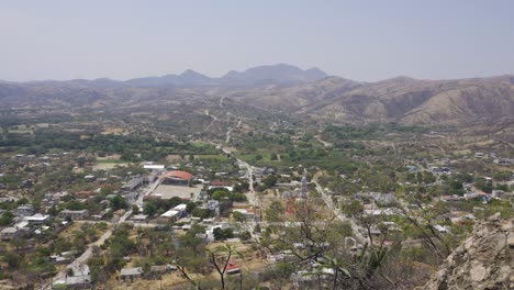 Tiro-De-ángulo-Alto-De-Plantas-Y-Colinas-En-Un-Día-Soleado-En-Mixteca-Poblana,-Puebla,-México