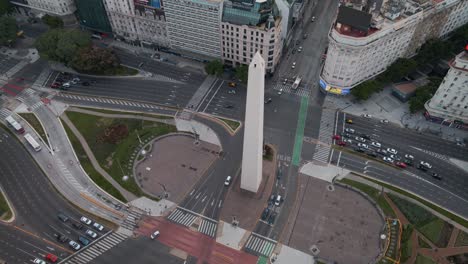 Angulo-Alto-Aéreo-De-Obelisco-Y-Plaza-De-La-República-En-Intersección-9-De-Julio-Y-Corrientes,-Buenos-Aires