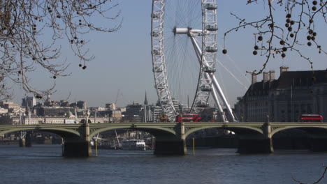 Autobuses-Rojos-De-Londres-Pasando-Por-El-Puente-De-Westminster-Vistos-Desde-Los-Jardines-De-La-Torre-Victoria-Sur