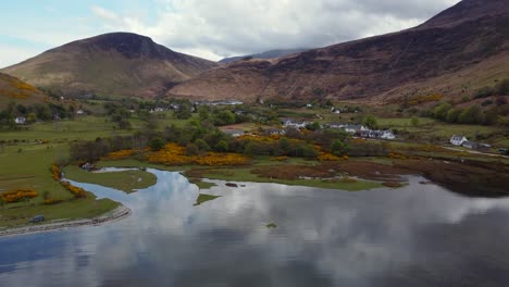Aerial-view-of-the-Scottish-town-of-Lochranza-on-the-Isle-of-Arran-on-an-overcast-day,-Scotland