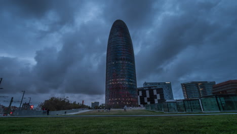 Torre-Agbar-Timelapse-Barcelona-España-Moderno-Arquitectura-Torre-Cataluña-Paisaje-Urbano-Sombrío-Rápido-Nubes