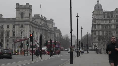 Plaza-Del-Parlamento-En-Westminster-En-Un-Día-Nublado