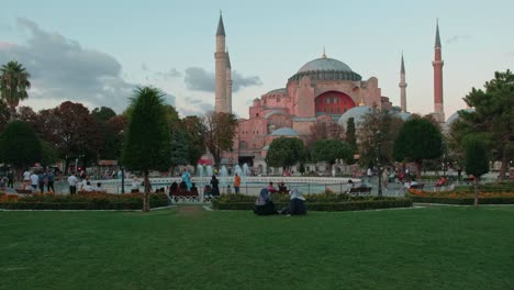 Schwenk-Zur-Hagia-Sophia-In-Istanbul-An-Einem-Warmen,-Windigen-Sommerabend-Während-Einer-Covid-Pandemie