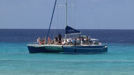Gente-Divirtiéndose-En-Un-Paseo-En-Catamarán-En-Grand-Turk,-Islas-Turcas-Y-Caicos