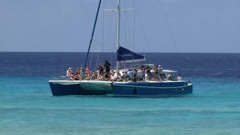 Menschen,-Die-Spaß-Auf-Einer-Katamaranfahrt-In-Grand-Turk,-Den-Turks--Und-Caicosinseln-Haben