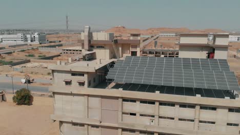 Vista-Aérea-De-La-Matriz-De-Paneles-Solares-En-El-Techo-Del-Edificio-En-Karachi