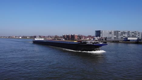 Yemaya-Barco-De-Carga-Interior-Navegando-En-El-Río-Noord-Con-Paisaje-Urbano-De-Fondo-En-Países-Bajos