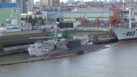 Submarine-in-the-harbor-of-Shanghai,-China