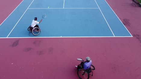 Yogyakarta,-Indonesien---2.-Mai-2021:-Rollstuhlfahrer,-Die-Auf-Dem-Platz-Tennis-Spielen