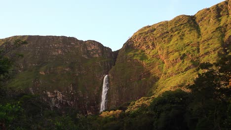 Ein-Malerischer-Wasserfall,-Der-über-Bepflanzte-Klippen-In-Den-Fluss-Und-Das-Darunter-Liegende-Tal-Stürzt