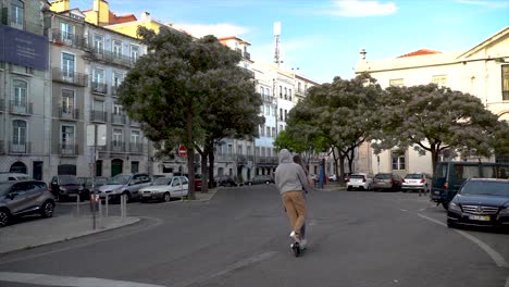 Pareja-Joven-Montando-Una-Scooter-En-Una-Calle-De-La-Ciudad-De-Lagos-En-Portugal