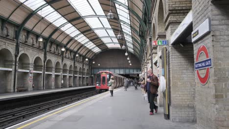 London-District-line-underground-train-entering-Notting-hill-gate-tube-station