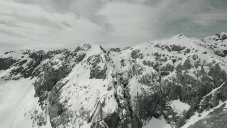 Über-Einen-Bergrücken-Fliegen,-Um-Einige-Gipfel-Freizulegen