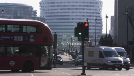 Autobús-Routemaster-Girando-Hacia-Parliament-Street-Desde-Bridge-Street-En-Westminster