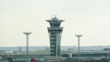 Torre-Del-Aeropuerto-De-París-Orly-Con-Radar-De-Vigilancia-De-Control-De-Tráfico-Aéreo-Giratorio