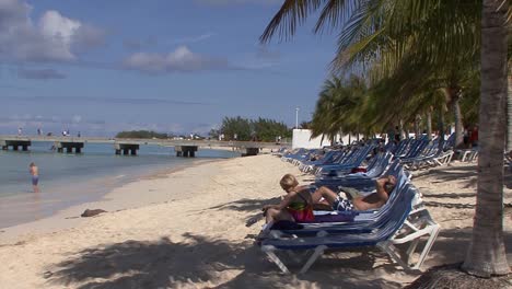 Menschen-Am-Strand-In-Grand-Turk,-Turks--Und-Caicosinseln