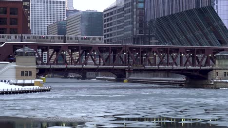 Metro-En-Invierno-Pasando-Sobre-Un-Río-Congelado-En-El-Centro-De-Chicago