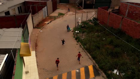 Kinder-Laufen-Durch-Die-Straßen-Des-Elendsviertels-Sol-Nascente-–-Luftaufnahme