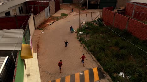 Los-Niños-Corren-Por-Las-Calles-Del-Barrio-De-Chabolas-Sol-Nascente---Vista-Aérea