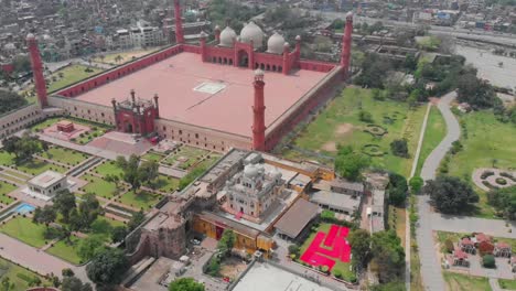 Vista-Aérea-De-La-Mezquita-Badshahi-Con-Patio-En-Lahore,-Pakistán
