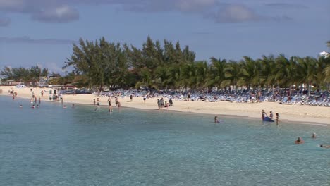 Gente-En-La-Playa-En-Grand-Turk,-Islas-Turcas-Y-Caicos