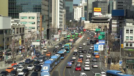Zahlreiche-Unzählige-Autos-Im-Stau-In-Der-Nähe-Des-Sungnyemun-Tors---Namdaemun-Bezirk-Von-Seoul