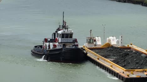 Schlepper-Mit-Mit-Mineralien-Beladenem-Lastkahn-überquert-Den-Gatun-See-Am-Panamakanal